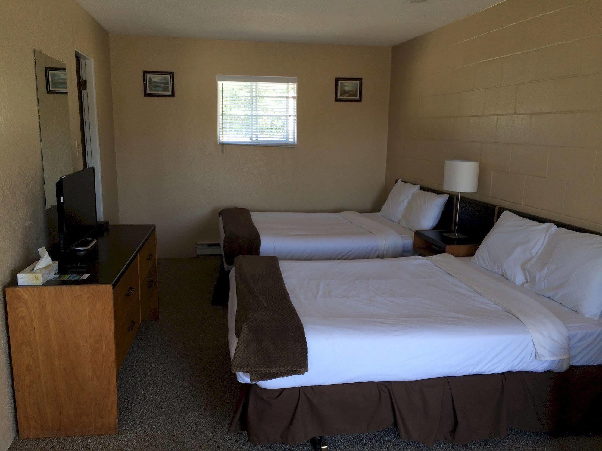 Island West Resort Ucluelet Buitenkant foto